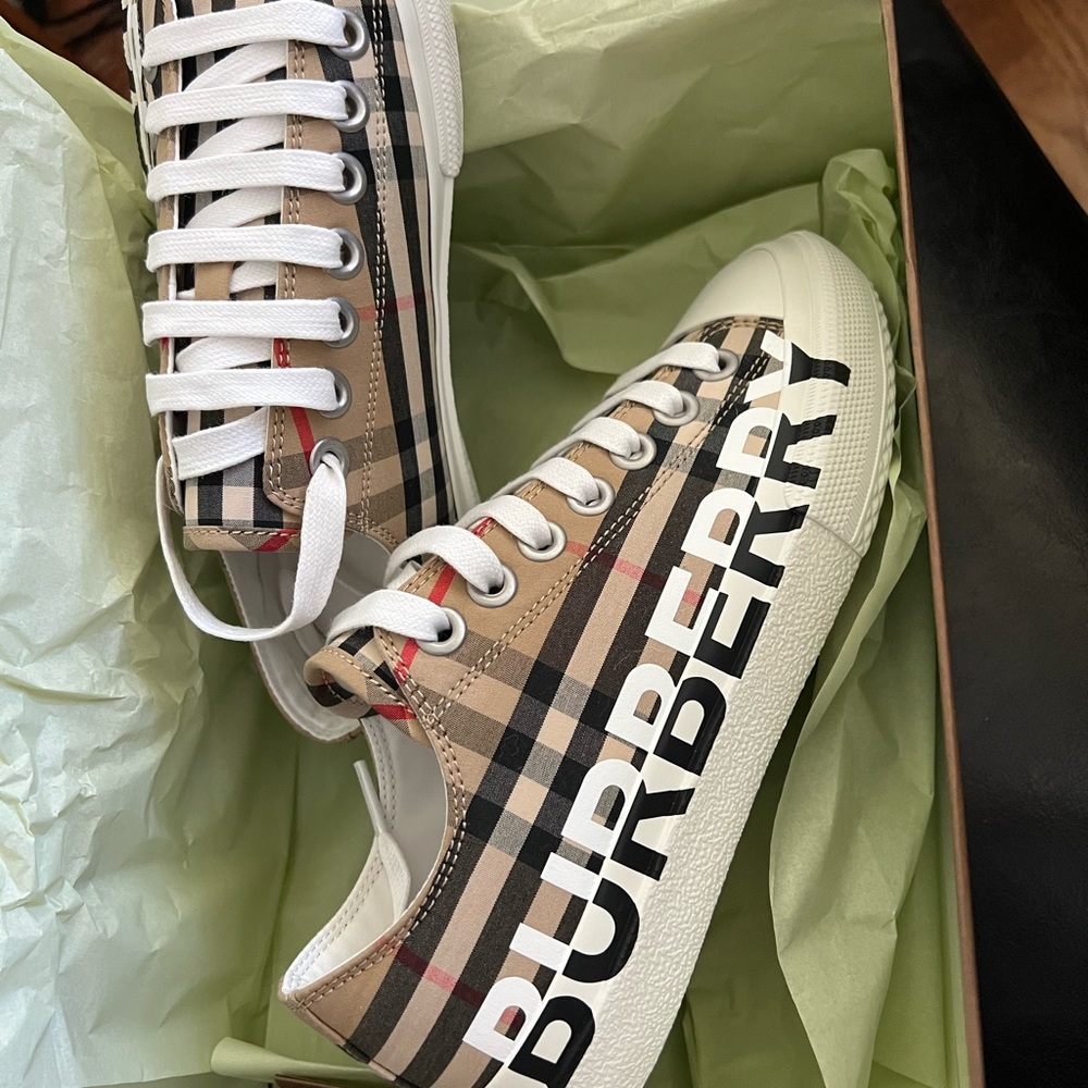 Burberry sneakers size 6